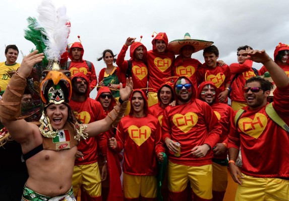 Aficionados calientan el ambiente previo al partido México-Brasil