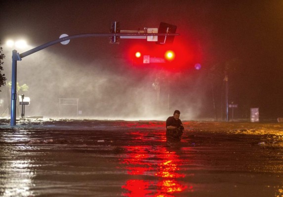 Nate deja inundaciones y daños en su paso por EUA  