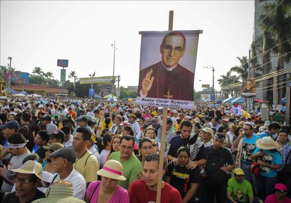 Miles de personas en la beatificación de Romero