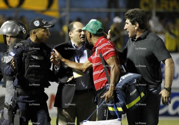 Héctor Vargas empujó a un Policía Nacional en la cancha del estadio Morazán.