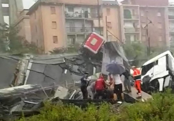 'Dios mío': Impactantes videos del derrumbe de un puente en Italia