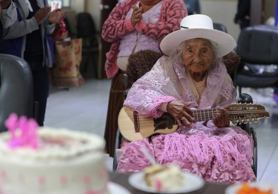 Boliviana de 118 años es ingresada por una dolencia que preocupa a su familia
