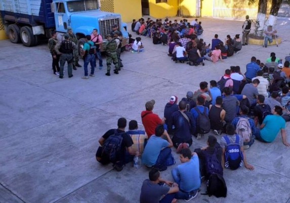 Rescatan a 66 migrantes hondureños retenidos por traficantes en México