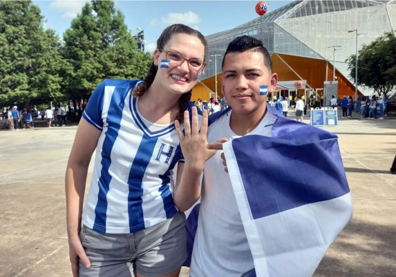 ¡Otra historia de amor! Hondureño y 'gringa' enternecen a las afueras del estadio BBVA Compass previo al Honduras-Panamá