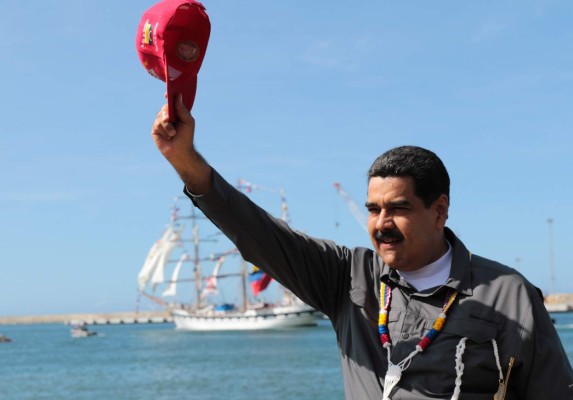 Maduro realiza 'desesperada' petición a Trump en Twitter