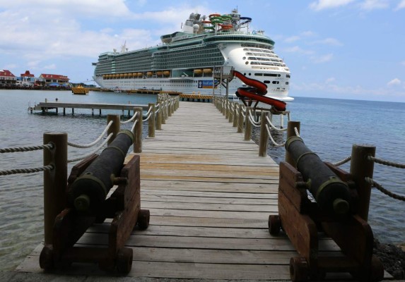 Expectativa en el sector turístico por llegada del crucero Allure of the Seas a Roatán