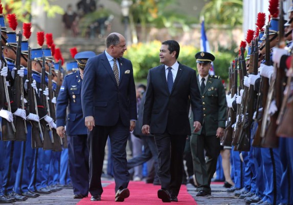 Presidentes de Honduras y Costa Rica viajan a cumbre del SICA