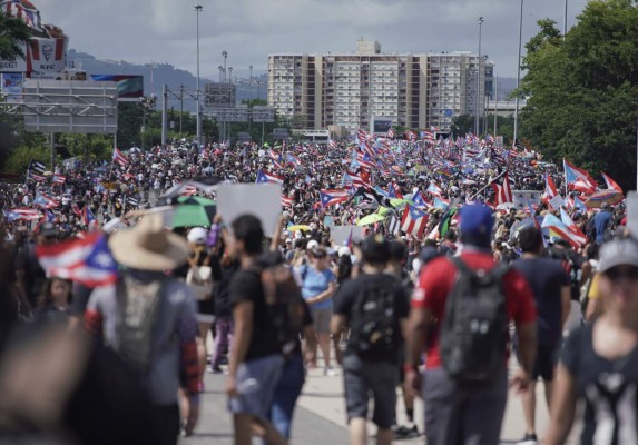 Miles exigen en Puerto Rico la renuncia de Rosselló
