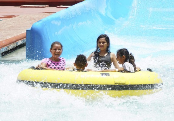 Hondureños abarrotan balnearios para conmemorar el Día del Niño