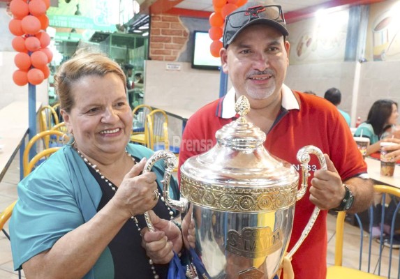 Presidente del Marathón sorprendió a su madre tras el título