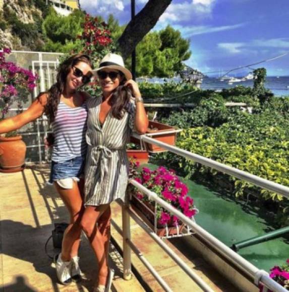 La estrecha amistad de la actriz y la sociliaté también quedó evidenciada en sus vacaciones de chicas en la costa Amalfitana, de Italia, en agosto de 2016, y que ambas registraron en sus cuentas de Instagram.