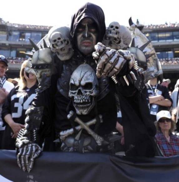 FÚTBOL AMERICANO. Llegó la calavera. Un aficionado de los Oakland Raiders llega con un peculiar disfraz al partido de su equipo contra los Jets de Nueva York en la NFL.