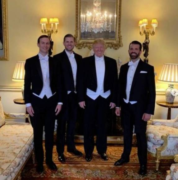 El magnate posó con sus hijos, Donald Jr. y Eric, así como con su yerno y asesor presidencial, Jared Kushner.