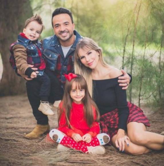Luis Fonsi compartió una postal junto a su esposa, Águeda López, y sus hijos, Mikaela y Rocco, deseando una feliz Navidad de su familia a todos sus seguidores.