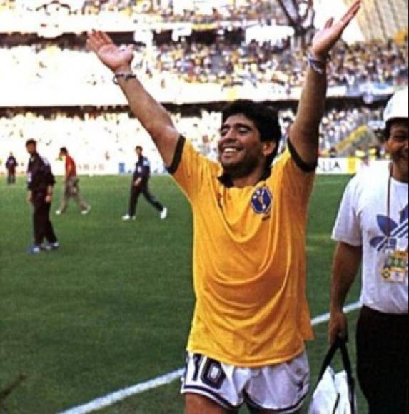 El astro argentino Diego Maradona se puso la de Brasil.
