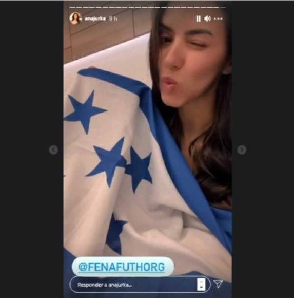 Ana Jurka lamentó la eliminación de Honduras en la fase de grupos de los Juegos Olímpicos. “Quiero mandarle un beso y un abrazo enorme a mi Selección de Honduras que perdió, fue súper doloroso. Un árbitro con una decisión equivocada apenas iniciando el partido, luego un error defensivo, luego otra decisión súper severa del árbitro, remar contra la corriente, la mitad del partido con un hombre menos, hubo muchas cosas y fue bastante triste”.<br/><br/>“Pero yo quiero decirle a los muchachos que muchísimas gracias por el esfuerzo, no es fácil competir en unos Juegos Olímpicos y estos específicamente eran únicos y más difíciles que nunca, con poco tiempo de descanso, con todos los protocolos, la diferencia del horario, en fin, gracias chavos por competir”, dijo en su cuenta de Instagram.