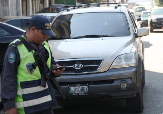 Investigan si carro fue utilizado en doble crimen