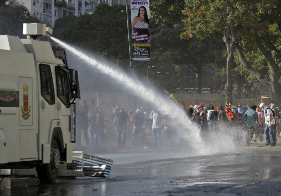 Oposición vuelve a enfrentarse con la policía en Venezuela