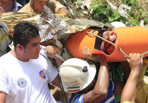 Fotos del rescate de tres mineros de los once atrapados en Honduras