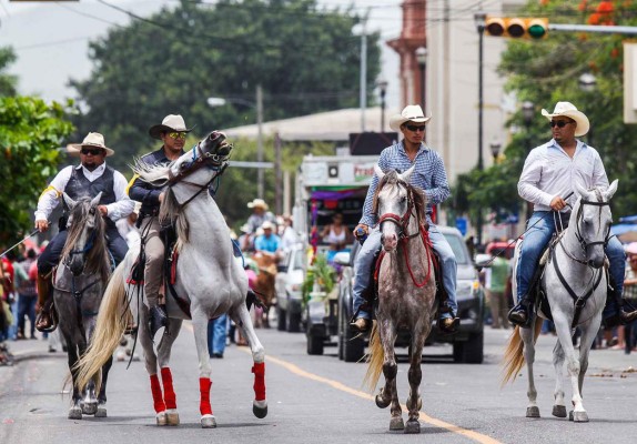 Desfile hípico de la Agas encanta a los sampedranos