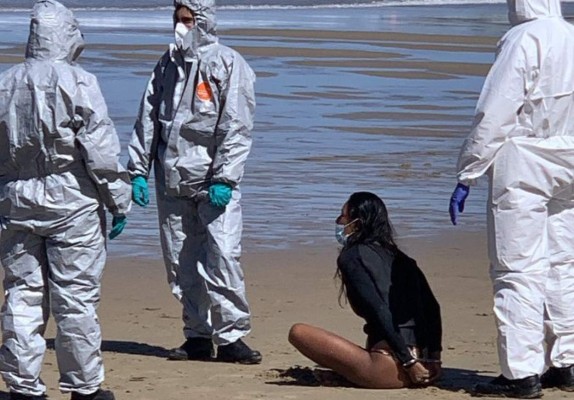 Video: Detienen a mujer por irse a surfear tras dar positivo por coronavirus