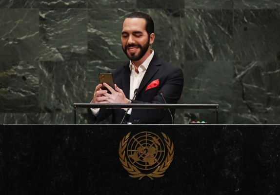 Bukele se toma selfi en estrado de la ONU para denunciar 'formato obsoleto'