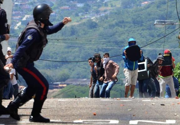Maduro pide a oposición dejar 'camino del golpismo' y dialogar