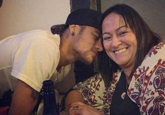 Madre de Neymar se pronuncia tras acusación de violación