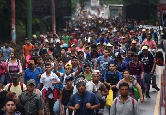 Caravana migrante desafía a Trump y retoma camino hacia EEUU