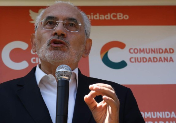 Bolivia's centrist presidential candidate, former president (2003-2005) Carlos Mesa, of the Citizen Community Party, offers a press conference in which he recognized his rival Luis Arce's victory in the general election held on the eve, in La Paz on on October 19, 2020. - Arce, the leftist heir to former leader Evo Morales, said his country had 'recovered democracy' after an exit poll from TV station Unitel indicated he had won the election in the first round with 52.4 percent of the vote. (Photo by Luis GANDARILLAS / AFP)