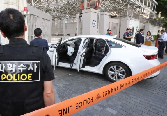 Un hombre impacta su vehículo contra la embajada de EEUU en Corea del Sur