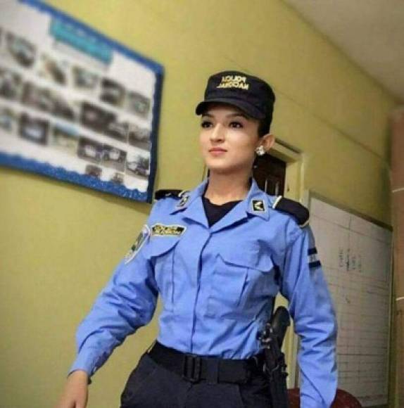 Viviana Yamileth Alvarado Deras, de 19 años de edad, más conocida como Vivianita Alvarado, es una uniformada que se gana la vida sirviendo a la patria en la Policía Nacional.