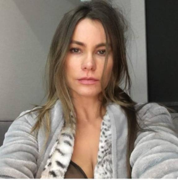 La famosa actriz colombiana Sofía Vergara sorprendió a todos sus fans al subir una fotografía sin maquillaje en su cuenta de Instagram. Vergara, quien actúa en la serie 'Modern Family' con su personaje Gloria Prichett, grabó una escena con resfriado y en pijama.