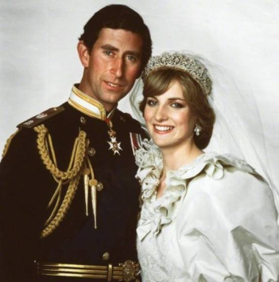 3. Se negó a obedecer ciegamente.<br/><br/>Incluso después de que la reina Isabel II insistió en incluir que ella 'obedecería' al príncipe Felipe en sus votos matrimoniales, Diana omitió la frase en su boda con el príncipe Carlos en 1981. En cambio, ella prometió 'amarlo, consolarlo, honrarlo y protegerlo, en la enfermedad y en la salud'.<br/><br/>La decisión fue controvertida en ese momento, y otras después de ella hicieron voto de obediencia cuando se casaron con la familia real; Ahora sus nueras, Kate Middleton y Meghan Markle siguieron su ejemplo.