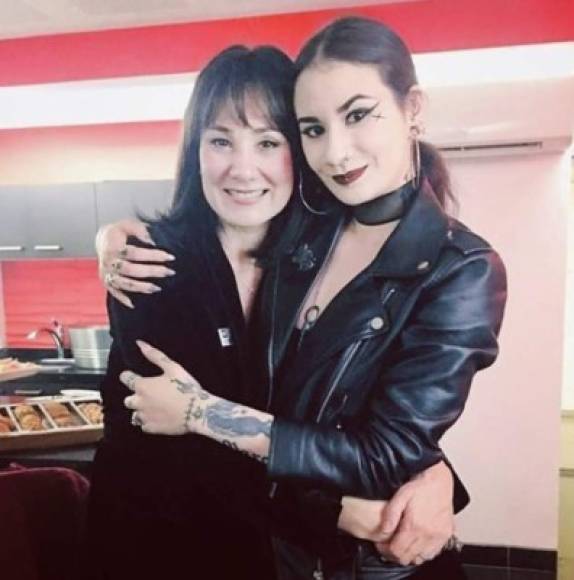 La hija de Mónica Garza es una reconocida tatuadora y trabaja en un estudio de la Ciudad de México.