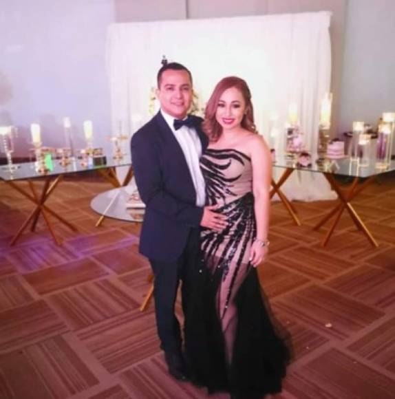 El presentador hondureño Erick Chavarría llegó acompañado de su guapa esposa Jennifer Paola.