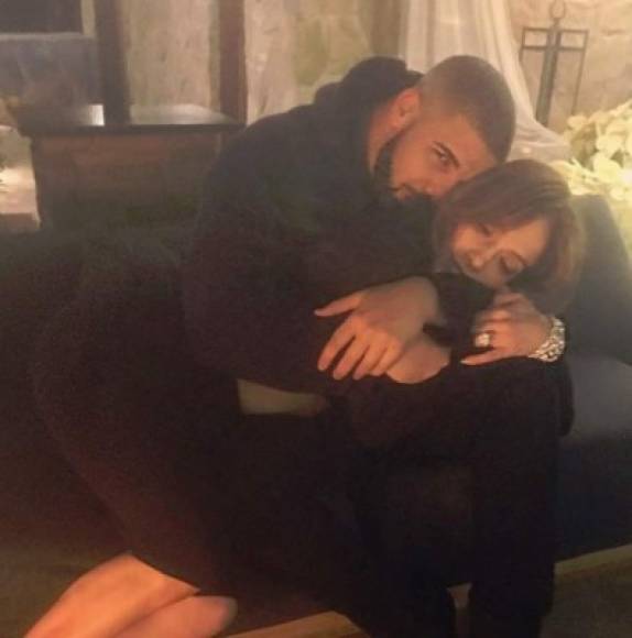 La diva del Bronx, Jennifer López, ha encendido los rumores que apuntan a que tiene un romance con el rapero canadiense Drake. Una foto que ambos artistas publicaron en Instagram confirma que entre ellos hay algo más que amistad y una relación de trabajo. En la imagen JLo se ve acurrucada en el cantante que fue novio de Rihanna en el 2011.