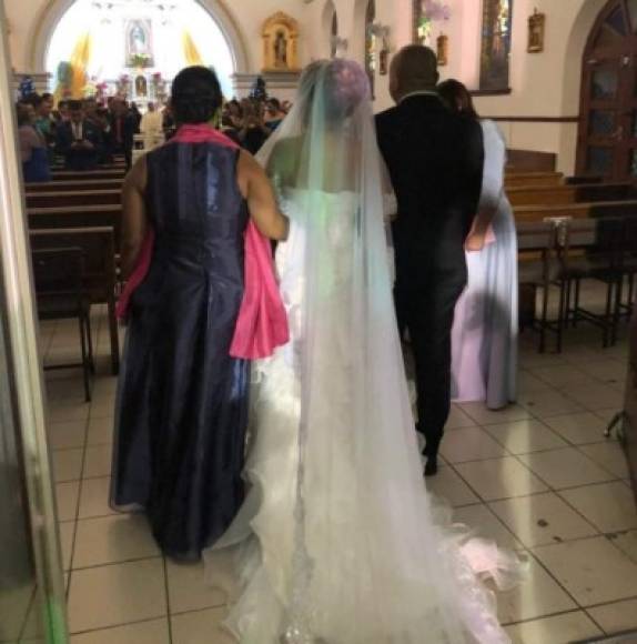 El nuevo matrimonio hondureño está feliz por la llegada de su primer hijo.