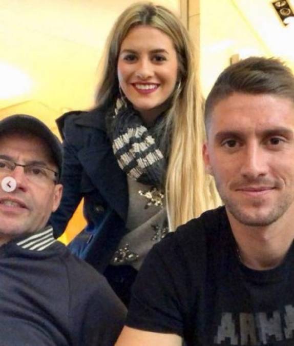 'Nos pone feliz que Esteban es titular y está cómodo en el equipo', señaló Daniela. Aquí junto a su padre y hermano.