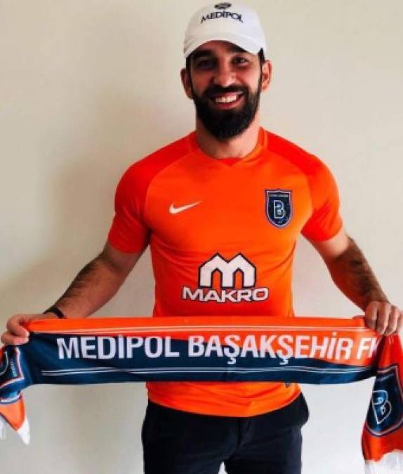 El Barcelona anunció la salida de Arda Turan. El futbolista turco jugará cedido en el Basaksehir de su país por lo que resta de temporada y dos más.