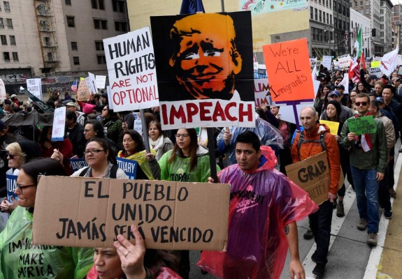 (FILES) This file photo taken on February 18, 2017 shows demonstrators marching to protest US President Trump's immigration policies during the 'Immigrants Make America Great March' in Los Angeles, California. / AFP PHOTO / Mark RALSTON