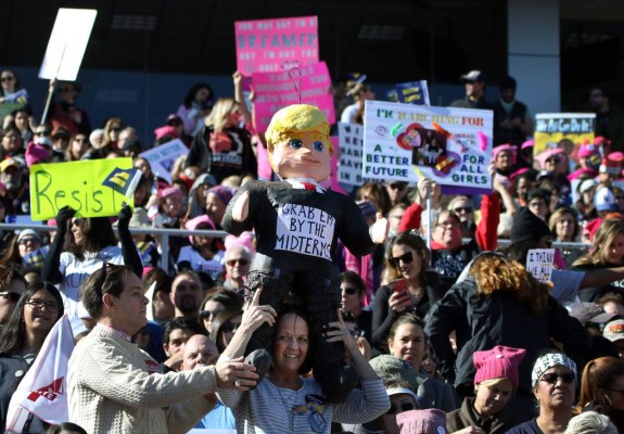 Mujeres marchan en Las Vegas en segundo día de protestas contra Trump