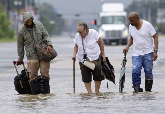 Hondureños sufren furia del huracán Harvey que inunda calles de Houston