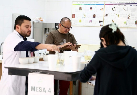 Tostadoras extranjeras fascinadas con cafés especiales hondureños