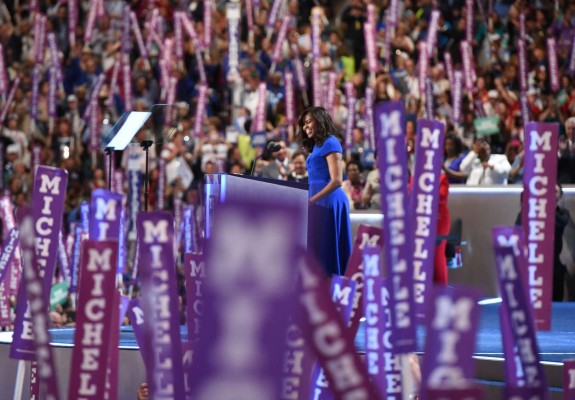Michelle Obama 'desenmascara' a Trump en emotivo discurso en convención