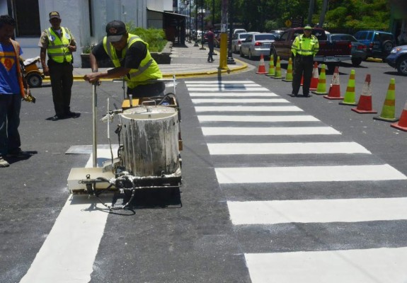 Conductores y peatones no respetan señales viales