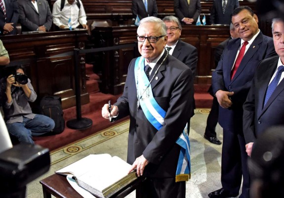 Alejandro Maldonado asume presidencia de Guatemala