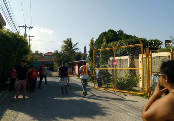 Vecinos de la colonia Satélite y la Policía Municipal se enfrentan por trancas 