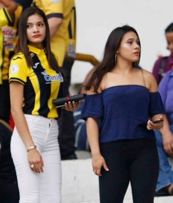 Las aficionadas del Real España adornaron el estadio Morazán con su belleza.