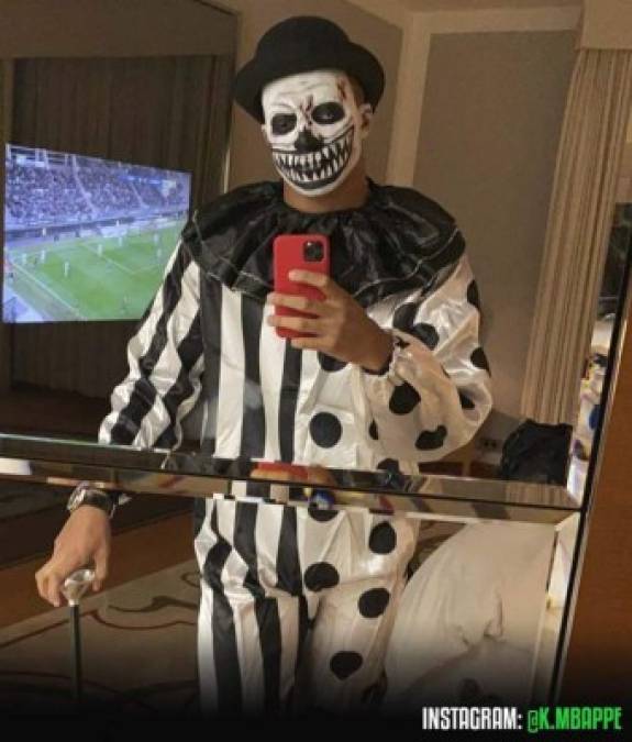 Mbappé con la cara pintada de un esqueleto participó en la fiesta de la plantilla del PSG.